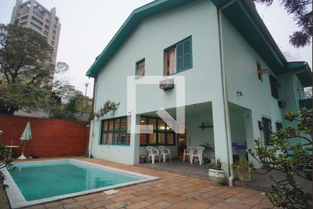 Casa à venda com 700m², 5 quartos e 3 vagas Casa à venda com 700m², 5 quartos e 3 vagasÁrea externa