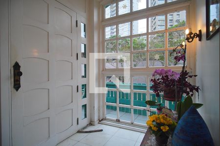 Casa à venda com 700m², 5 quartos e 3 vagas Casa à venda com 700m², 5 quartos e 3 vagasHall de entrada