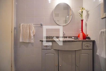 Casa à venda com 700m², 5 quartos e 3 vagas Casa à venda com 700m², 5 quartos e 3 vagasBanheiro