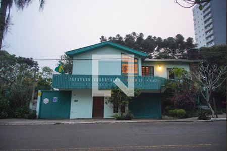 Casa à venda com 700m², 5 quartos e 3 vagas Casa à venda com 700m², 5 quartos e 3 vagasFachada