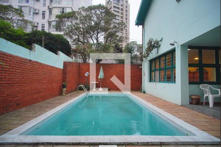 Casa à venda com 700m², 5 quartos e 3 vagas Casa à venda com 700m², 5 quartos e 3 vagasPiscina