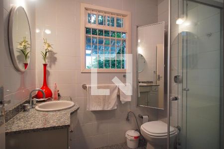 Casa à venda com 700m², 5 quartos e 3 vagas Casa à venda com 700m², 5 quartos e 3 vagasBanheiro