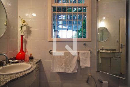 Casa à venda com 700m², 5 quartos e 3 vagas Casa à venda com 700m², 5 quartos e 3 vagasBanheiro