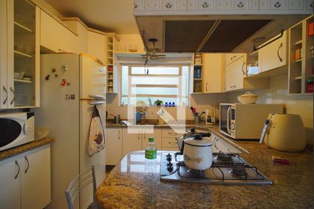 Casa à venda com 700m², 5 quartos e 3 vagas Casa à venda com 700m², 5 quartos e 3 vagasCozinha