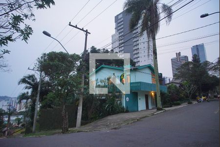 Casa à venda com 700m², 5 quartos e 3 vagas Casa à venda com 700m², 5 quartos e 3 vagasFachada