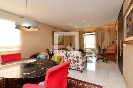 Sala 3 ambientes de apartamento para alugar com 3 quartos, 144m² em Santo Antônio, Belo Horizonte