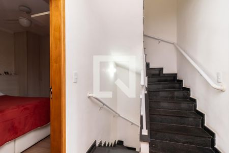 Casa de condomínio à venda com 127m², 3 quartos e 2 vagasEscada