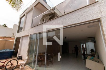 Casa à venda com 600m², 7 quartos e 4 vagas Casa à venda com 600m², 7 quartos e 4 vagasFachada