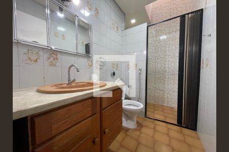 Casa à venda com 370m², 5 quartos e 4 vagas Casa à venda com 370m², 5 quartos e 4 vagasBanheiro 2