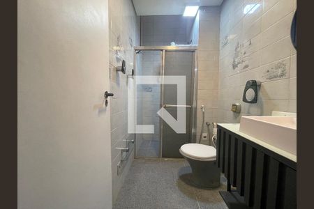 Casa à venda com 370m², 5 quartos e 4 vagas Casa à venda com 370m², 5 quartos e 4 vagasBanheiro 1