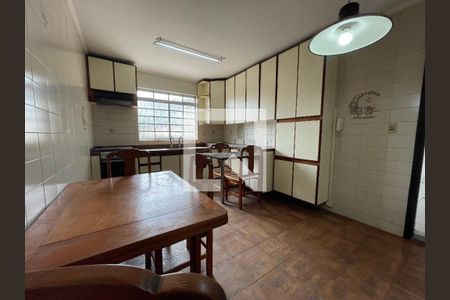 Casa à venda com 370m², 5 quartos e 4 vagas Casa à venda com 370m², 5 quartos e 4 vagasCozinha 1