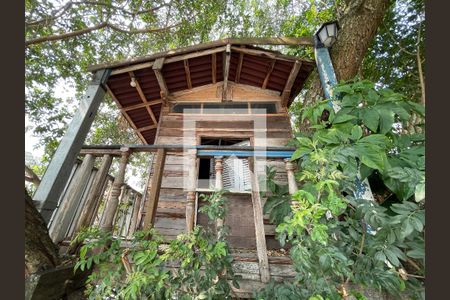 Casa à venda com 370m², 5 quartos e 4 vagas Casa à venda com 370m², 5 quartos e 4 vagasCasa na árvore