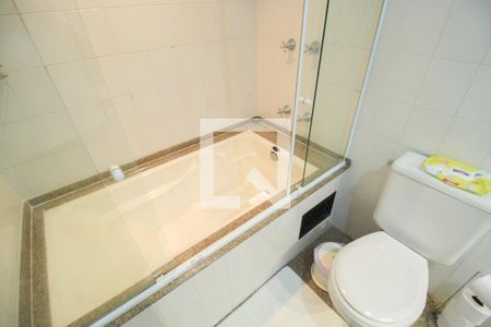 Apartamento à venda com 220m², 4 quartos e 4 vagas Apartamento à venda com 220m², 4 quartos e 4 vagasBanheiro/Suíte 2