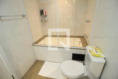 Apartamento à venda com 220m², 4 quartos e 4 vagas Apartamento à venda com 220m², 4 quartos e 4 vagasBanheiro/Suíte 2