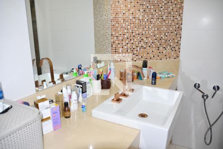 Apartamento à venda com 237m², 3 quartos e 3 vagasBanheiro Suite 1