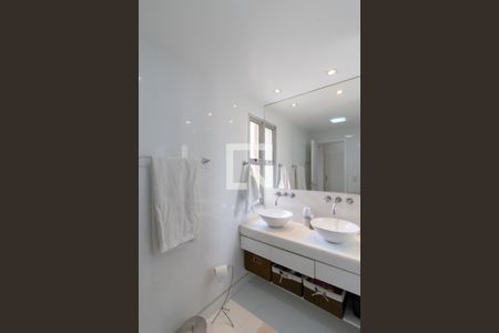 Apartamento à venda com 190m², 3 quartos e 4 vagas Apartamento à venda com 190m², 3 quartos e 4 vagasBanheiro da Suíte