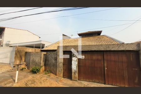 Casa à venda com 230m², 3 quartos e 4 vagas Casa à venda com 230m², 3 quartos e 4 vagasFachada