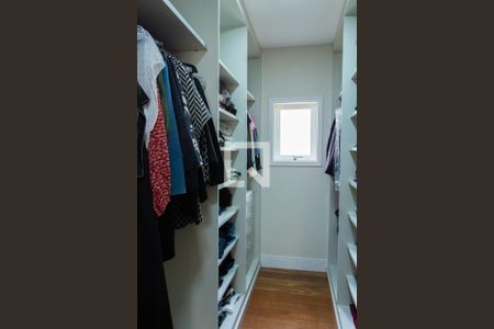 Casa de condomínio à venda com 384m², 4 quartos e 4 vagas Casa de condomínio à venda com 384m², 4 quartos e 4 vagasCLOSET