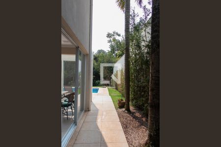 Casa de condomínio à venda com 384m², 4 quartos e 4 vagas Casa de condomínio à venda com 384m², 4 quartos e 4 vagasCORREDOR LATERAL