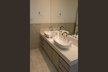 Casa de condomínio à venda com 384m², 4 quartos e 4 vagas Casa de condomínio à venda com 384m², 4 quartos e 4 vagasBANHEIRO DA SUITE 2