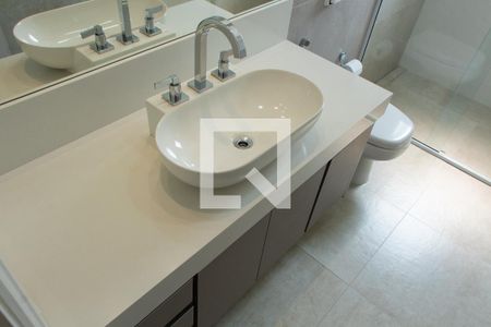 Casa de condomínio à venda com 384m², 4 quartos e 4 vagas Casa de condomínio à venda com 384m², 4 quartos e 4 vagasBANHEIRO