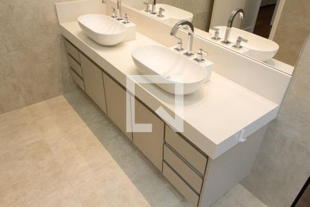 Casa de condomínio à venda com 384m², 4 quartos e 4 vagas Casa de condomínio à venda com 384m², 4 quartos e 4 vagasBANHEIRO DA SUITE 2