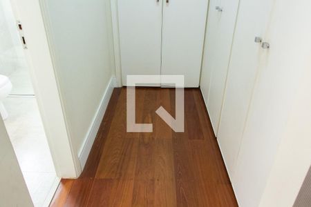 Casa de condomínio à venda com 384m², 4 quartos e 4 vagas Casa de condomínio à venda com 384m², 4 quartos e 4 vagasCLOSET