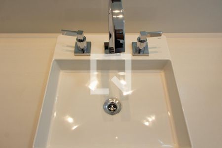 Casa de condomínio à venda com 384m², 4 quartos e 4 vagas Casa de condomínio à venda com 384m², 4 quartos e 4 vagasBANHEIRO DA SUITE 1