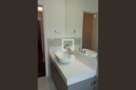 Casa de condomínio à venda com 384m², 4 quartos e 4 vagas Casa de condomínio à venda com 384m², 4 quartos e 4 vagasBANHEIRO