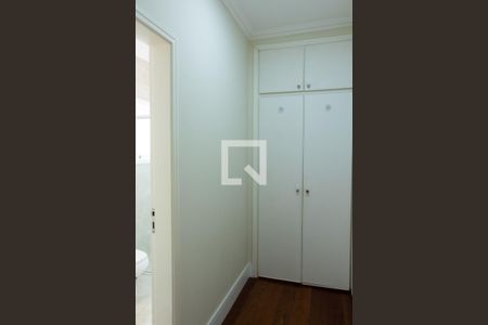 Casa de condomínio à venda com 384m², 4 quartos e 4 vagas Casa de condomínio à venda com 384m², 4 quartos e 4 vagasCLOSET