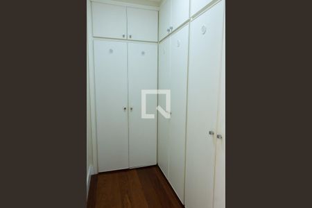 Casa de condomínio à venda com 384m², 4 quartos e 4 vagas Casa de condomínio à venda com 384m², 4 quartos e 4 vagasCLOSET