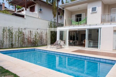 Casa de condomínio à venda com 384m², 4 quartos e 4 vagas Casa de condomínio à venda com 384m², 4 quartos e 4 vagasÁREA EXTERNA FUNDOS