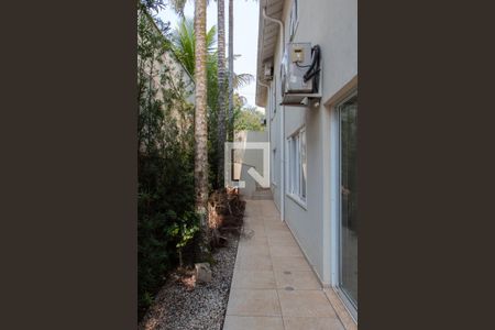 Casa de condomínio à venda com 384m², 4 quartos e 4 vagas Casa de condomínio à venda com 384m², 4 quartos e 4 vagasCORREDOR LATERAL