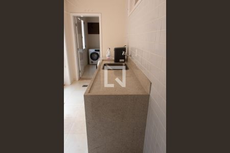 Casa de condomínio à venda com 384m², 4 quartos e 4 vagas Casa de condomínio à venda com 384m², 4 quartos e 4 vagasÁREA DE SERVIÇO