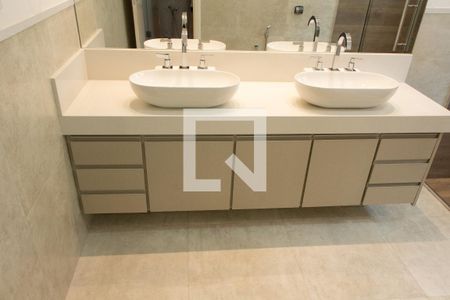 Casa de condomínio à venda com 384m², 4 quartos e 4 vagas Casa de condomínio à venda com 384m², 4 quartos e 4 vagasBANHEIRO DA SUITE 2