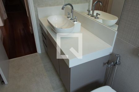 Casa de condomínio à venda com 384m², 4 quartos e 4 vagas Casa de condomínio à venda com 384m², 4 quartos e 4 vagasBANHEIRO