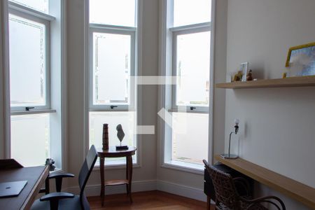 Casa de condomínio à venda com 384m², 4 quartos e 4 vagas Casa de condomínio à venda com 384m², 4 quartos e 4 vagasESCRITÓRIO