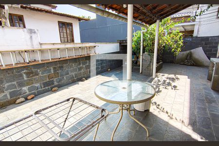 Casa de condomínio à venda com 256m², 4 quartos e 2 vagasarea de serviço
