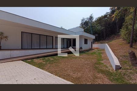 Casa de condomínio à venda com 334m², 4 quartos e 4 vagas Casa de condomínio à venda com 334m², 4 quartos e 4 vagasQuintal