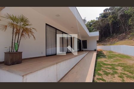 Casa de condomínio à venda com 334m², 4 quartos e 4 vagas Casa de condomínio à venda com 334m², 4 quartos e 4 vagasvaranda