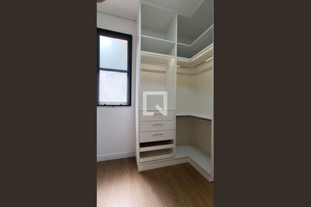 Casa de condomínio à venda com 334m², 4 quartos e 4 vagas Casa de condomínio à venda com 334m², 4 quartos e 4 vagasCloset