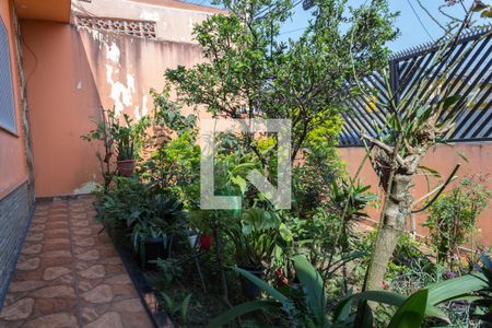 Casa à venda com 197m², 2 quartos e 2 vagas Casa à venda com 197m², 2 quartos e 2 vagasFrente e jardim
