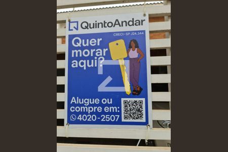 Casa à venda com 200m², 3 quartos e 3 vagas Casa à venda com 200m², 3 quartos e 3 vagasFachada do imóvel com placa QuintoAndar