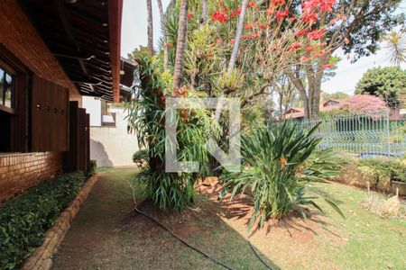 Casa à venda com 379m², 4 quartos e 4 vagas Casa à venda com 379m², 4 quartos e 4 vagasJardim de entrada