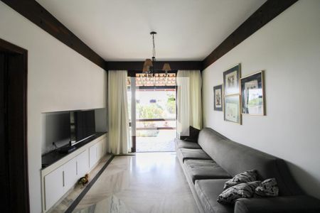 Casa à venda com 379m², 4 quartos e 4 vagas Casa à venda com 379m², 4 quartos e 4 vagasSala de TV