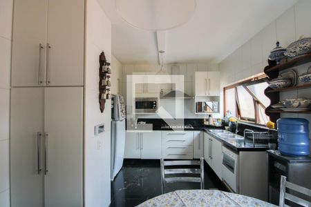 Casa à venda com 379m², 4 quartos e 4 vagas Casa à venda com 379m², 4 quartos e 4 vagasCozinha