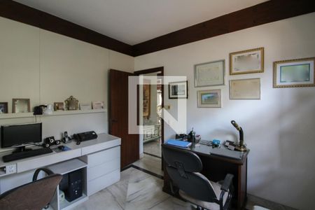 Casa à venda com 379m², 4 quartos e 4 vagas Casa à venda com 379m², 4 quartos e 4 vagasEscritório