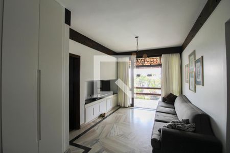 Casa à venda com 379m², 4 quartos e 4 vagas Casa à venda com 379m², 4 quartos e 4 vagasSala de TV