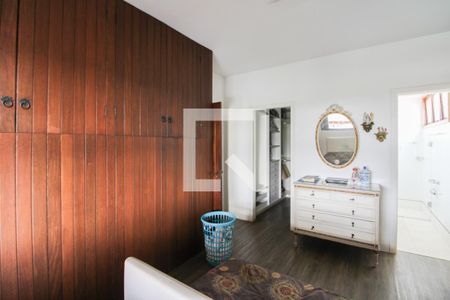 Casa à venda com 379m², 4 quartos e 4 vagas Casa à venda com 379m², 4 quartos e 4 vagasSuíte