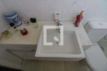 Casa à venda com 379m², 4 quartos e 4 vagas Casa à venda com 379m², 4 quartos e 4 vagasBanheiro da Suíte